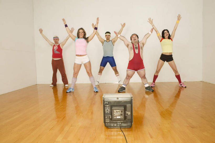 西方人,伙伴,朋友,健身房,站,举,横图,室内,白天,正面,运动服,锻炼,友谊,运动,地板,欧洲,欧洲人,五个人,服装,电力,电线,线,墙,音响,地面,电能,许多人,线路,注视,木地板,墙壁,墙面,排列,衣服,白色,观察,看,托,站着,一群人,服饰,观看,电,电源,电源线,察看,衣着,穿着,关注,能量,摆列,衣饰,声响,体育,友情,男人,男性,年轻男性,年轻女性,女人,女性,中年男性,白种人,举起,举手,举着,向上举,向上伸,向上托,站立,彩图,全身,健身,健身馆,布列,分列,运动装