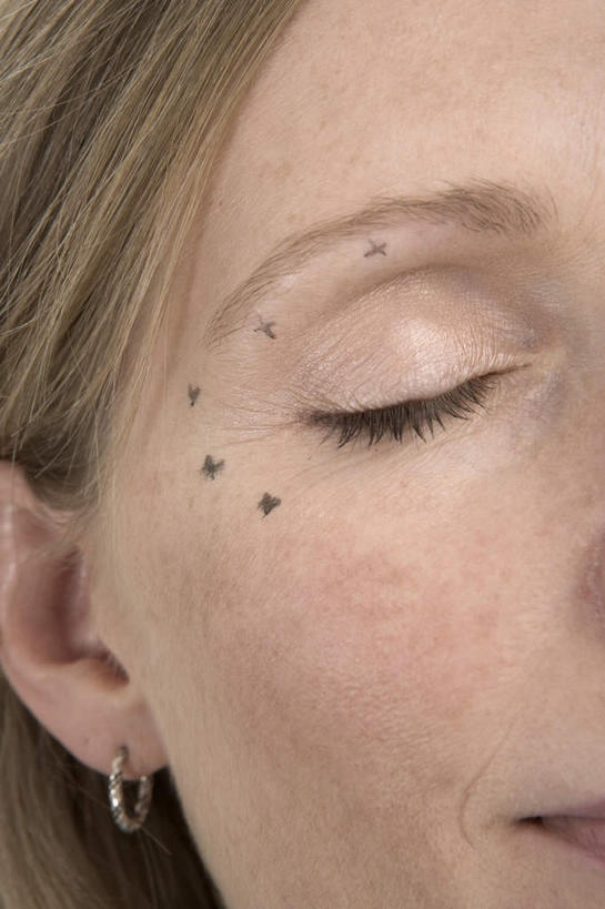 西方人,脸,头,脸颊,眉毛,一个人,闭眼,竖图,俯视,室内,特写,白天,欧洲,欧洲人,仅一个女性,仅一个人,一排,整齐,环绕,围绕,环抱,标记,装饰品,排列,耳环,饰品,首饰,仅一个中年女性,队列,耳饰,萦绕,肉毒杆菌,麻醉剂,肉毒杆菌毒素,女人,女性,中年女性,白种人,头部,脸部,脸蛋,眉,面部,眼眉,闭眼睛,闭着眼,闭着眼睛,半身,彩图,高角度拍摄,肉毒毒素,神经毒素,生物毒素,眼眉毛