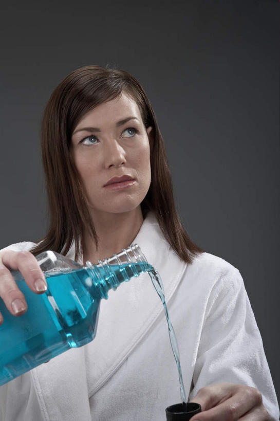 西方人,一个人,站,竖图,室内,白天,正面,浴袍,水,欧洲,欧洲人,仅一个年轻女性,仅一个女性,仅一个人,倒,握,灰色背景,服装,拿,拿着,注视,一个,衣服,白色,瓶子,塑料制品,观察,看,清洁,站着,塑料瓶,香精,握着,摄影,服饰,影棚,单个,观看,察看,酒精,衣着,穿着,关注,漱口水,衣饰,年轻女性,女人,女性,白种人,站立,半身,彩图,影棚拍摄,汤帷子,浴衣,拍摄,氟化物