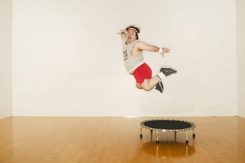 西方人,一个人,运动员,跳,横图,室内,白天,正面,运动服,锻炼,运动,蹦床,地板,欧洲,欧洲人,仅一个男性,仅一个人,仅一个中年男性,阴影,服装,反射,影子,墙,地面,半空,注视,木地板,墙壁,墙面,衣服,观察,看,张嘴,活力,服饰,观看,察看,优美,衣着,穿着,关注,张大嘴巴,衣饰,体育,男人,男性,中年男性,白种人,张开嘴,体育运动员,运动选手,跳跃,彩图,全身,健身,空中芭蕾,运动装