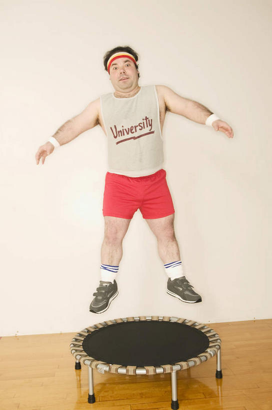 西方人,一个人,跳,伸展双臂,竖图,室内,白天,正面,运动服,锻炼,运动,蹦床,地板,欧洲,欧洲人,仅一个男性,仅一个人,仅一个中年男性,阴影,服装,反射,影子,墙,地面,半空,注视,木地板,墙壁,墙面,衣服,观察,看,活力,服饰,观看,察看,优美,衣着,穿着,关注,衣饰,体育,男人,男性,中年男性,白种人,敞开双臂,伸开双臂,跳跃,展开双肩,张开手臂,张开双臂,彩图,全身,健身,空中芭蕾,运动装