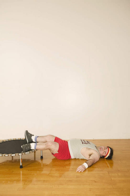 西方人,一个人,躺,闭眼,伸展双臂,竖图,室内,白天,正面,运动服,锻炼,运动,蹦床,地板,欧洲,欧洲人,仅一个男性,仅一个人,仅一个中年男性,阴影,服装,反射,影子,墙,地面,木地板,墙壁,墙面,衣服,活力,服饰,优美,衣着,穿着,衣饰,卧着,体育,男人,男性,中年男性,白种人,闭眼睛,闭着眼,闭着眼睛,敞开双臂,伸开双臂,躺着,卧,展开双肩,张开手臂,张开双臂,彩图,全身,健身,空中芭蕾,运动装