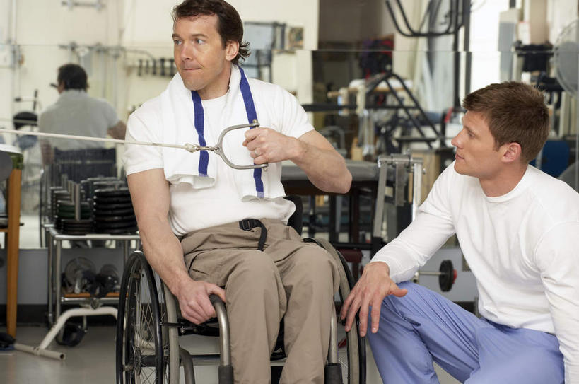 西方人,两个人,医生,病人,健身房,坐,横图,室内,白天,正面,镜子,欧洲,欧洲人,一辆,握,用力,服装,工具,墙,注视,休闲装,运动器械,墙壁,墙面,衣服,白色,轮椅,复健,观察,看,医护人员,医疗人员,休闲,康复,休闲服,器械,健身器械,握着,服饰,观看,镜像,察看,医疗设备,镜面,关注,病患,使劲,医疗器械,残疾,健身器材,残疾人,医疗工具,伤残,拉环,辅助设备,残障,弱势群体,男人,男性,年轻男性,中年男性,白种人,大夫,患者,就医者,坐着,半身,彩图,健身馆,运动器材