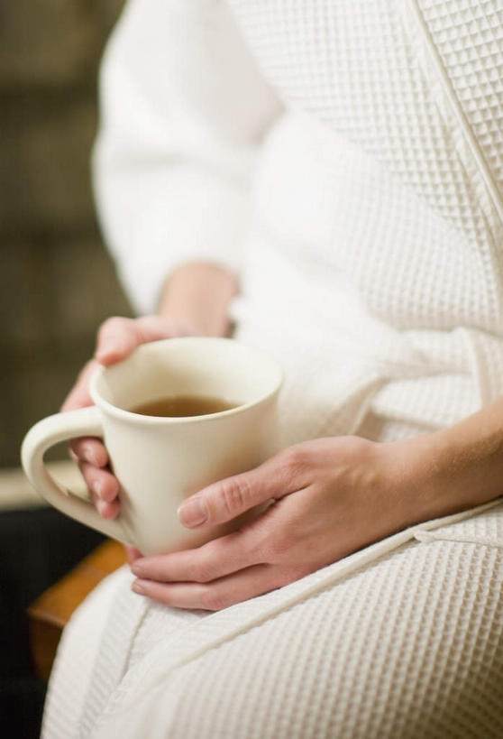 咖啡,西方人,手,一个人,坐,捧,竖图,俯视,室内,特写,白天,浴袍,幸福,杯子,欧洲,欧洲人,双手,仅一个女性,仅一个人,阴影,朦胧,模糊,反射,瓷器,影子,咖啡杯,陶瓷制品,一杯,娱乐,饮料,一个,白色,仅一个中年女性,享受,休闲,温馨,手部,放松,乐趣,单个,提神,舒适,瓷杯,醒脑,软饮料,女人,女性,中年女性,白种人,端,端着,捧着,手捧,坐着,半身,彩图,高角度拍摄,汤帷子,浴衣