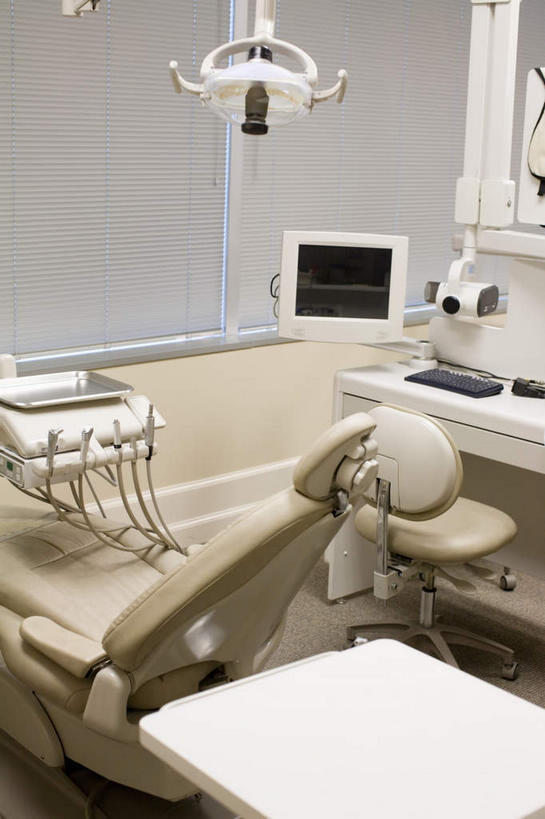 无人,医院,竖图,室内,白天,正面,机器,静物,照明,医学,灯光,设备,灯,灯具,照亮,手术,医疗,医疗设备,照明设备,医疗器械,医疗工具,无影灯,医疗机构,检测工具,彩图,病院,诊所,牙科椅,牙科治疗椅,牙椅