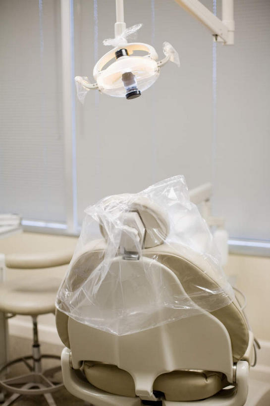 无人,医院,竖图,室内,白天,正面,机器,静物,照明,医学,灯光,设备,灯,灯具,照亮,手术,医疗,医疗设备,照明设备,医疗器械,医疗工具,无影灯,医疗机构,检测工具,彩图,病院,诊所,牙科椅,牙科治疗椅,牙椅