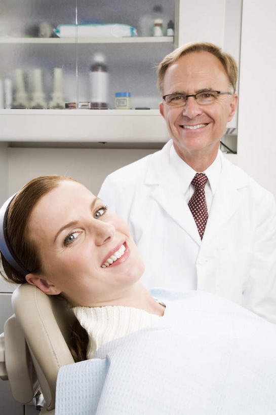 西方人,两个人,牙科医生,医院,坐,躺,笑,微笑,露齿笑,竖图,室内,白天,正面,工作服,制服,机器,欧洲,欧洲人,医学,眼镜,领带,扭头,注视,设备,观察,看,转头,观看,老花镜,察看,医疗,医疗设备,象征,庄重,关注,医疗器械,身份,医疗工具,医疗机构,正式,地位,工作制服,远视眼镜,检测工具,卧着,老年男性,男人,男性,女人,女性,中年女性,白种人,牙医,躺着,卧,坐着,半身,彩图,工作套服,病院,诊所,牙科椅,牙科治疗椅,牙椅