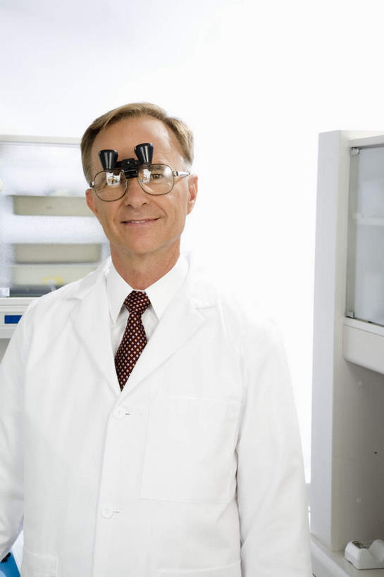 西方人,一个人,牙科医生,医院,站,笑,微笑,竖图,室内,白天,正面,工作服,制服,仪器,欧洲,欧洲人,仅一个男性,仅一个人,检查,反射,分析,科学,放大镜,领带,注视,观察,看,站着,仅一个老年男性,清晰,探索,放大,观看,仔细,透镜,察看,凸透镜,聚焦,象征,庄重,关注,身份,医疗机构,SL手术放大镜,光学,清楚,正式,地位,工作制服,手术放大镜,老年男性,男人,男性,白种人,牙医,站立,半身,彩图,工作套服,病院,诊所