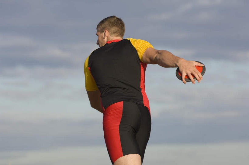 西方人,一个人,运动员,体育馆,运动场,站,投,横图,室外,白天,仰视,运动服,欧洲,欧洲人,仅一个男性,仅一个人,握,阴影,服装,光线,影子,云,云朵,拿,云彩,拿着,运动器械,体育场,仅一个年轻男性,衣服,蓝色,白云,蓝天,天空,阳光,天,站着,健身器械,握着,服饰,晴朗,衣着,穿着,健身器材,运动馆,衣饰,铁饼,男人,男性,年轻男性,白种人,晴空,体育运动员,运动选手,抛,扔,撒,站立,掷,半身,彩图,低角度拍摄,运动器材,运动装