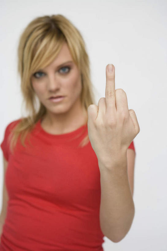 西方人,中指,一个人,站,竖图,室内,白天,白色背景,正面,欧洲,欧洲人,仅一个年轻女性,仅一个女性,仅一个人,指,阴影,服装,反射,影子,注视,休闲装,方向,衣服,红色,观察,看,手势,站着,休闲,向上,休闲服,竖,摄影,服饰,影棚,观看,翘,察看,指向,鄙视,关注,挑衅,藐视,讽刺,蔑视,嘲笑,人身攻击,年轻女性,女人,女性,白种人,站立,半身,彩图,影棚拍摄,拍摄