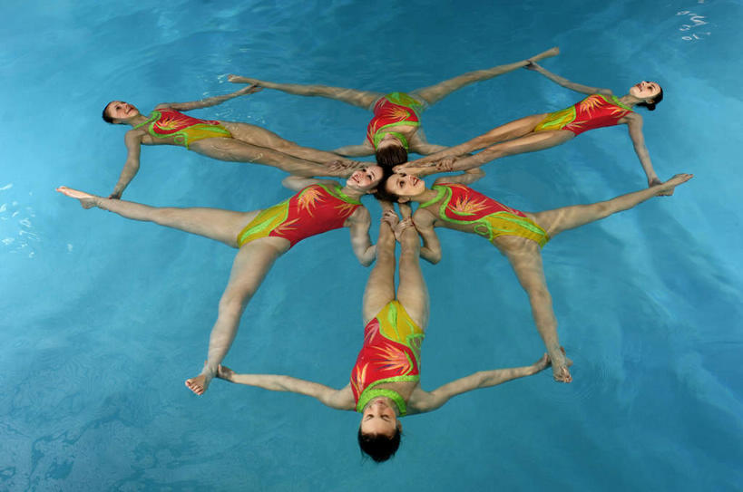 花样游泳,游泳,西方人,伙伴,朋友,运动员,游泳池,伸展双臂,横图,俯视,室内,白天,泳装,友谊,合作,团队,水,欧洲,欧洲人,握,水池,水面,许多人,注视,泳池,观察,看,一群人,战略,握着,观看,张开双腿,察看,关注,连体泳衣,联合,合谋,泅水,拍浮,展开双腿,配合,协作,年轻女性,女人,女性,白种人,体育运动员,运动选手,敞开双臂,伸开双臂,展开双肩,张开手臂,张开双臂,彩图,高角度拍摄,全身,泳衣,伸展双腿