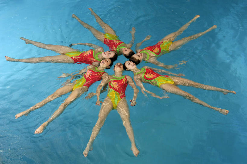 花样游泳,游泳,西方人,伙伴,朋友,运动员,游泳池,横图,俯视,室内,白天,泳装,友谊,合作,团队,水,欧洲,欧洲人,环绕,围绕,水池,水面,许多人,环抱,注视,泳池,观察,看,一群人,战略,观看,察看,关注,连体泳衣,联合,合谋,泅水,萦绕,拍浮,配合,协作,年轻女性,女人,女性,白种人,体育运动员,运动选手,彩图,高角度拍摄,全身,泳衣