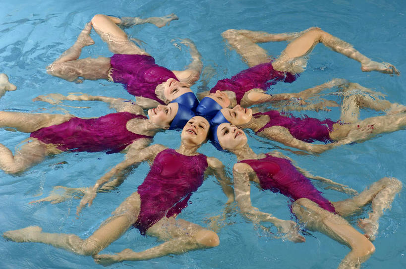 花样游泳,游泳,西方人,伙伴,朋友,运动员,游泳池,横图,俯视,室内,白天,泳装,友谊,合作,团队,水,欧洲,欧洲人,环绕,围绕,水池,水面,许多人,环抱,注视,泳池,观察,看,一群人,战略,观看,察看,关注,连体泳衣,联合,合谋,泅水,萦绕,拍浮,配合,协作,年轻女性,女人,女性,白种人,体育运动员,运动选手,半身,彩图,高角度拍摄,泳衣