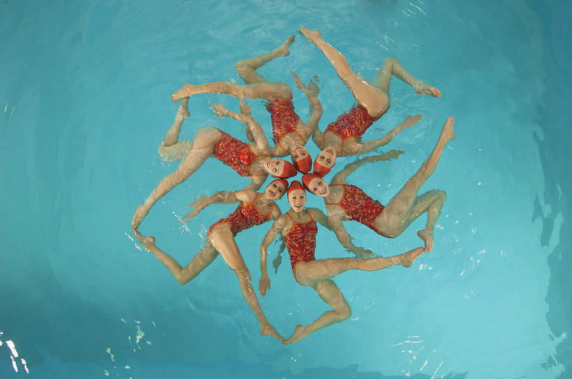 花样游泳,游泳,西方人,伙伴,朋友,运动员,游泳池,横图,俯视,室内,白天,泳装,友谊,合作,团队,水,欧洲,欧洲人,对称,环绕,围绕,水池,水面,许多人,环抱,注视,泳池,观察,看,一群人,平衡,战略,观看,察看,关注,连体泳衣,联合,合谋,均衡,泅水,萦绕,拍浮,配合,协作,年轻女性,女人,女性,白种人,体育运动员,运动选手,彩图,高角度拍摄,全身,泳衣