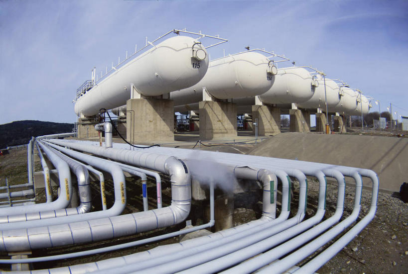 无人,工厂,横图,室外,白天,仰视,金属制品,一排,许多,阴影,整齐,光线,金属,影子,云,云朵,云彩,管道,排列,蓝色,白云,蓝天,天空,阳光,容器,天,油罐,储油罐,晴朗,储藏,储存,队列,存油罐,贮油罐,晴空,彩图,低角度拍摄,工地,制造厂,贮存