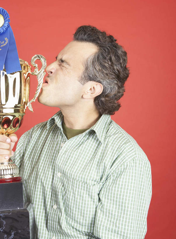 西方人,一个人,站,闭眼,吻,竖图,室内,白天,正面,重庆,欧洲,中国,欧洲人,亚洲,仅一个男性,仅一个人,仅一个中年男性,握,红色背景,服装,拿,拿着,休闲装,一个,衣服,站着,休闲,休闲服,握着,摄影,服饰,影棚,单个,东亚,中华人民共和国,西南地区,重庆市,渝,江北区,男人,男性,中年男性,白种人,闭眼睛,闭着眼,闭着眼睛,亲,亲吻,站立,半身,彩图,影棚拍摄,拍摄