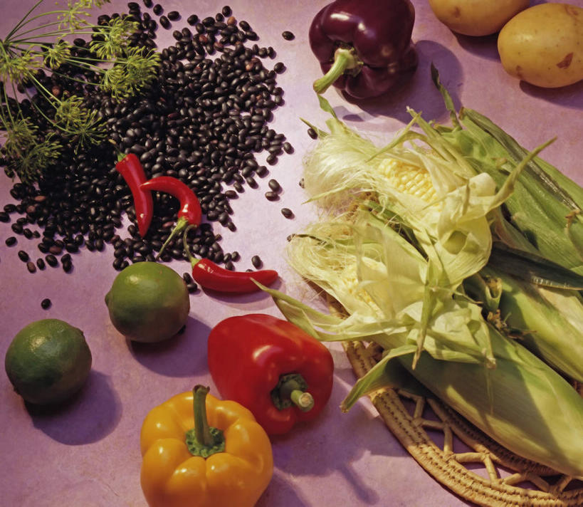 无人,横图,俯视,室内,特写,白天,玉米,辣椒,蔬菜,土豆,水果,新鲜,棒子,玉蜀黍,生食,食品,果实,蔬果,食物,有机食品,绿色食品,苞米,苞芦,彩椒,辣角,红海椒,大椒,辣虎,广椒,苞谷,馍馍蛋,酸橙,包谷,大蜀黍,番麦,薏米包,玉高粱,玉麦,珍珠米,代代,橙子,橙,洋芋,甜椒,柿子椒,山药蛋,马铃薯,辣子,红辣椒,海椒,番椒,灯笼椒,彩图,高角度拍摄