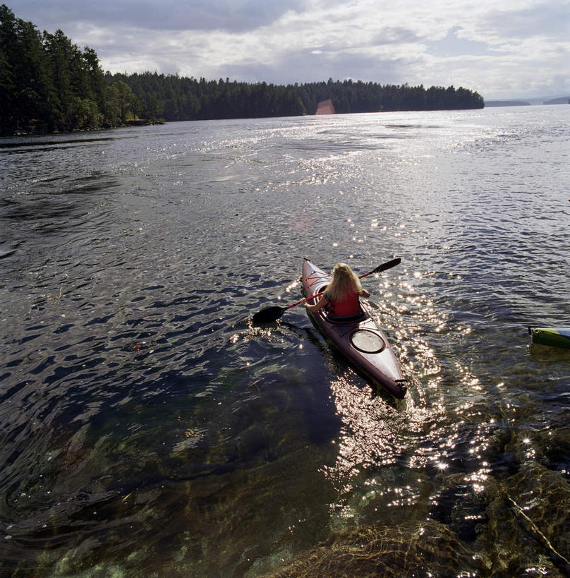 皮划艇,西方人,一个人,坐,竖图,俯视,室外,白天,湖,湖泊,山,山脉,水,船,欧洲,美国,欧洲人,仅一个女性,仅一个人,握,阴影,波纹,服装,光线,影子,高地,湖面,山峰,水流,水面,云,云朵,山峦,拿,云彩,拿着,注视,休闲装,衣服,蓝色,白云,倒影,蓝天,水纹,天空,阳光,交通工具,波浪,湖水,群山,天,观察,看,仅一个中年女性,休闲,休闲服,握着,服饰,晴朗,观看,察看,倒映,北美,北美洲,关注,载具,美洲,河谷,俄勒冈州,哥伦比亚河谷,俄勒冈,北亚美利加洲,亚美利加洲,落日之州,水獭之州,海狸州,哥伦比亚谷,哥伦比亚山谷,反照,女人,女性,中年女性,白种人,晴空,坐着,彩图,高角度拍摄,全身