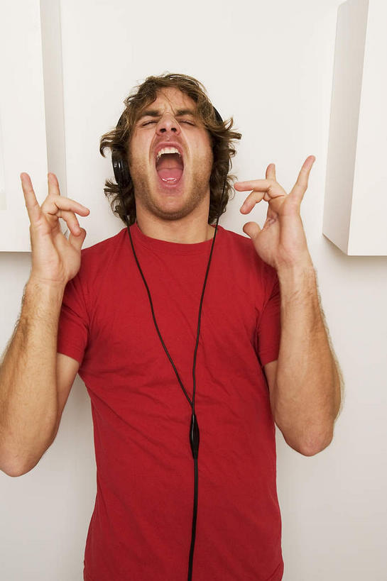 西方人,小拇指,一个人,站,闭眼,竖图,室内,白天,白色背景,正面,欧洲,欧洲人,仅一个男性,仅一个人,服装,墙,休闲装,墙壁,墙面,仅一个年轻男性,一个,衣服,红色,耳机,耳麦,手势,站着,张嘴,休闲,休闲服,竖,摄影,服饰,影棚,单个,翘,麦克风,头戴式耳麦,食指,张大嘴巴,示爱,爱你,男人,男性,年轻男性,白种人,张开嘴,闭眼睛,闭着眼,闭着眼睛,抬头,仰头,站立,半身,彩图,影棚拍摄,拍摄,头戴式耳机