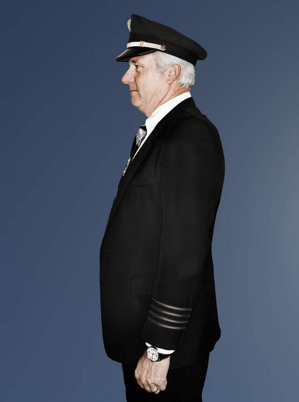 西方人,一个人,飞行员,站,竖图,室内,白天,侧面,工作服,制服,欧洲,欧洲人,仅一个男性,仅一个人,注视,观察,看,站着,仅一个老年男性,摄影,影棚,观看,察看,关注,工作制服,老年男性,男人,男性,白种人,飞行人员,站立,半身,彩图,影棚拍摄,工作套服,拍摄