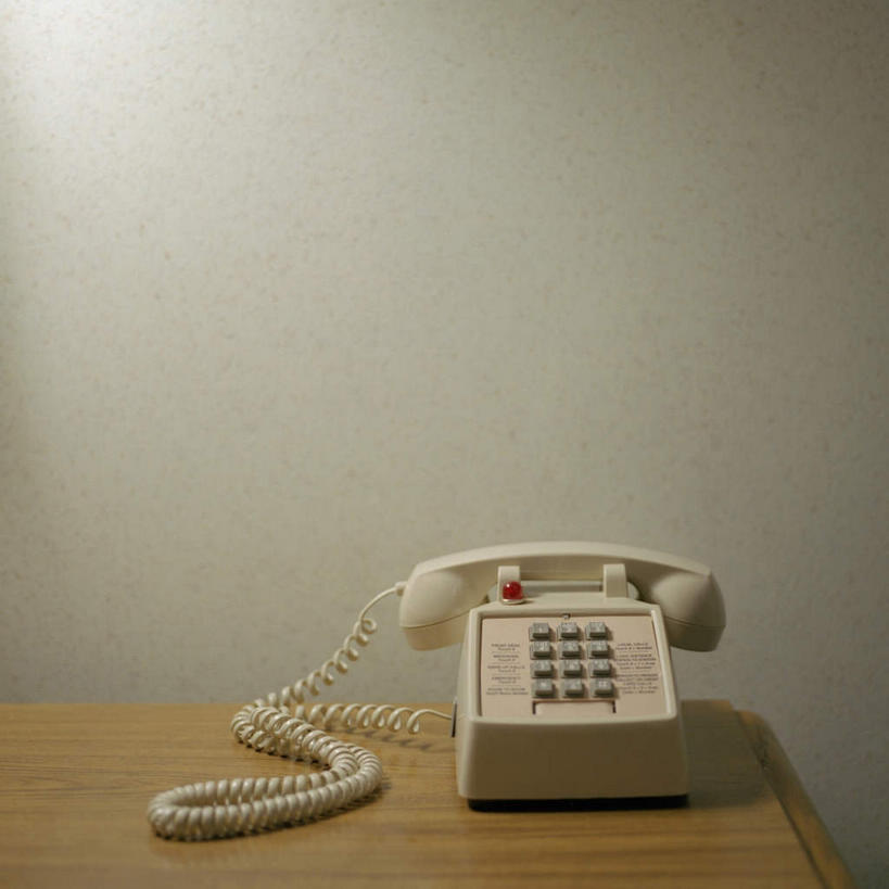 无人,打电话,方图,室内,特写,白天,正面,桌面,桌子,静物,电话,木制,墙,通讯设备,墙壁,墙面,一个,话筒,木制品,电话线,单个,固定电话,交流,电话机,沟通,通话,彩图
