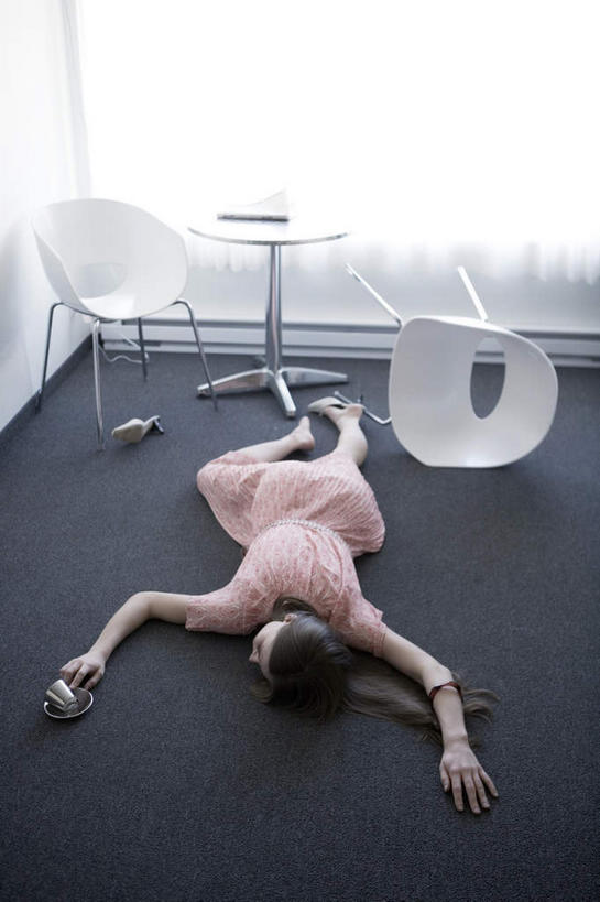 西方人,一个人,竖图,俯视,室内,白天,裙子,窗户,落地窗,桌子,欧洲,欧洲人,仅一个年轻女性,仅一个女性,仅一个人,阴影,连衣裙,反射,木制,影子,凳子,茶几,玻璃窗,粉色,白色,木制品,趴着,摔倒,跌倒,年轻女性,女人,女性,白种人,趴,彩图,高角度拍摄,全身