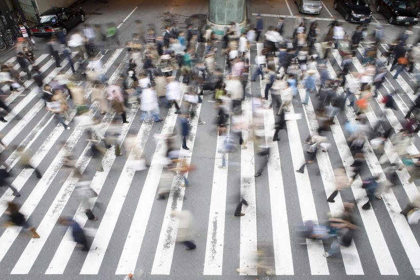 西方人,走,横图,俯视,室外,白天,人行横道,欧洲,欧洲人,行人,服装,朦胧,模糊,包,皮包,人行道,许多人,注视,休闲装,路人,衣服,观察,看,一群人,休闲,休闲服,服饰,观看,单肩包,察看,关注,人行横道线,人山人海,过客,摩肩接踵,男人,男性,年轻男性,年轻女性,女人,女性,中年男性,中年女性,白种人,斑马线,步行,散步,走路,半身,彩图,高角度拍摄