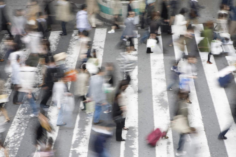 西方人,走,横图,俯视,室外,白天,人行横道,欧洲,欧洲人,行人,服装,朦胧,模糊,包,皮包,人行道,许多人,注视,休闲装,路人,衣服,观察,看,一群人,休闲,休闲服,服饰,观看,单肩包,察看,关注,人行横道线,人山人海,过客,摩肩接踵,男人,男性,年轻男性,年轻女性,女人,女性,中年男性,中年女性,白种人,斑马线,步行,散步,走路,半身,彩图,高角度拍摄