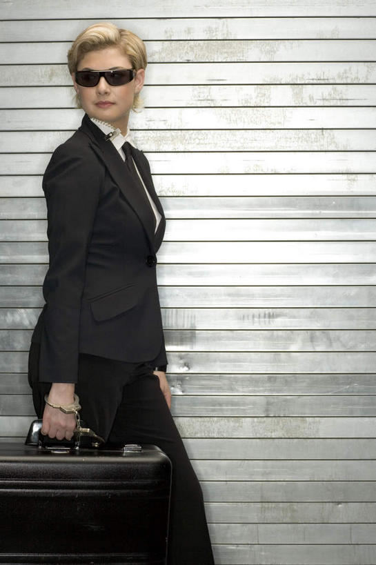 西方人,一个人,商务人士,商务女性,走,竖图,室内,白天,侧面,欧洲,欧洲人,仅一个年轻女性,仅一个女性,仅一个人,一副,套装,中间,包,公文包,墨镜,眼镜,墙,拎,扭头,注视,墙壁,墙面,一个,太阳镜,太阳眼镜,观察,看,转头,遮阳镜,单个,公事包,观看,察看,关注,商务装,间谍,工薪阶层,年轻女性,女人,女性,白种人,白领,上班族,步行,走路,半身,彩图,斥候,奸细,探子,细作,特工,特务,拎着