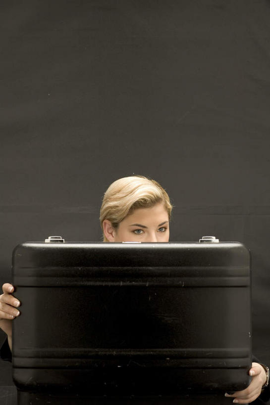 西方人,一个人,商务人士,商务女性,站,竖图,室内,白天,正面,欧洲,欧洲人,仅一个年轻女性,仅一个女性,仅一个人,握,阴影,套装,中间,反射,包,公文包,影子,注视,一个,打开,观察,看,站着,握着,单个,公事包,观看,察看,开启,关注,商务装,间谍,工薪阶层,年轻女性,女人,女性,白种人,白领,上班族,站立,半身,彩图,斥候,奸细,探子,细作,特工,特务