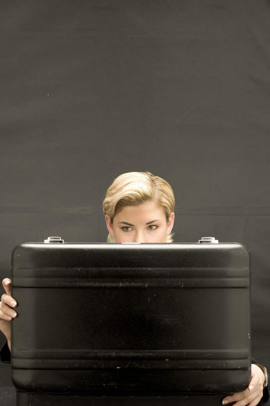 西方人,一个人,商务人士,商务女性,站,竖图,室内,白天,正面,欧洲,欧洲人,仅一个年轻女性,仅一个女性,仅一个人,握,阴影,套装,中间,反射,包,公文包,影子,注视,一个,打开,观察,看,站着,握着,单个,公事包,观看,察看,开启,关注,商务装,间谍,工薪阶层,年轻女性,女人,女性,白种人,白领,上班族,站立,半身,彩图,斥候,奸细,探子,细作,特工,特务