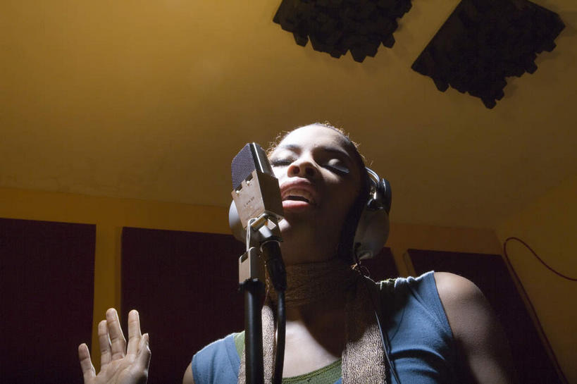 西方人,一个人,歌唱家,站,闭眼,横图,室内,白天,仰视,快乐,满意,幸福,欧洲,非洲,黑人,欧洲人,仅一个年轻女性,仅一个女性,仅一个人,服装,音响,音乐,休闲装,娱乐,衣服,耳机,话筒,站着,享受,休闲,休闲服,放松,唱歌,摄影,服饰,影棚,麦克风,舒适,享乐,扩音器,演唱,传声器,歌唱,微音器,年轻女性,女人,女性,非洲人,歌手,闭眼睛,闭着眼,闭着眼睛,站立,半身,彩图,低角度拍摄,影棚拍摄,拍摄