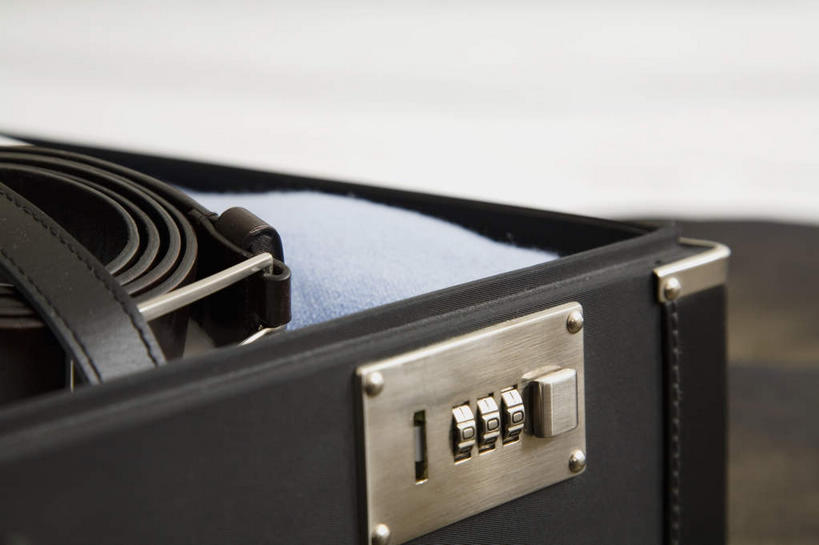 无人,横图,室内,特写,白天,正面,安全,静物,阴影,反射,包,公文包,影子,防护,腰带,锁,一个,密码锁,单个,公事包,皮带,保护,保险,私密,配饰,保全,周全,安稳,安定,防盗,裤带,平安,彩图,号码锁