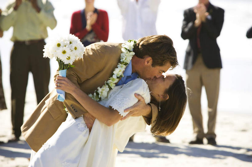 西方人,家庭,夫妻,新娘,新郎,伙伴,朋友,站,抱,吻,横图,室外,白天,正面,婚纱,西装,爱情,婚礼,快乐,兴奋,友谊,幸福,骄傲,成功,胜利,沙滩,欧洲,欧洲人,击掌,弯腰,握,阴影,套装,服装,正装,朦胧,模糊,庆祝,盛开,光线,捧花,沙子,手捧花,影子,海岸,玛格丽特,沙地,许多人,结婚,浪漫,拿,花蕾,拿着,职业装,雏菊,花,花瓣,花朵,鲜花,衣服,阳光,花束,花苞,花蕊,手势,站着,一群人,温暖,温馨,喜庆,一家人,菊花,恩爱,活力,自信,握着,恋人,服饰,抱着,纪念,希望,和睦,搂着,坚强,衣着,穿着,和平,离别,延命菊,幸福花,春菊,马兰头花,弯身,暗恋,纯情,单恋,衣饰,婚礼捧花,天真,友情,男人,男性,年轻男性,年轻女性,女人,女性,中年男性,中年女性,白种人,夫妇,情侣,海滩,怀抱,接吻,搂,搂抱,拍手,亲,亲吻,亲嘴,相抱,拥抱,站立,半身,彩图,婚礼服,礼服,高兴,欢乐,开心,愉快,伴侣,融洽