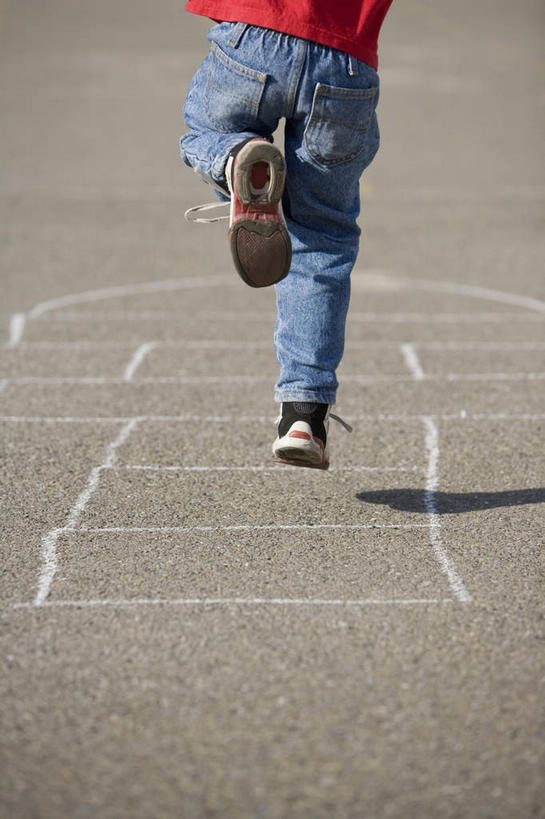 西方人,儿童,一个人,跳,竖图,室外,白天,游戏,纯洁,欧洲,欧洲人,仅一个男性,仅一个人,阴影,服装,裤子,朦胧,模糊,光线,影子,玩,牛仔裤,休闲装,娱乐,小孩,背面,衣服,红色,阳光,仅一个小孩,休闲,休闲服,可爱,童年,童趣,服饰,活动,跳房子,发泄,消遣,智力,童真,烂漫,无邪,宣泄,跳方格,跳方阵,天真,男孩,男人,男性,白种人,孩子,跳跃,玩耍,嬉戏,半身,彩图,男生