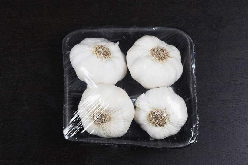 无人,横图,俯视,室内,特写,白天,桌面,桌子,蔬菜,蒜,阴影,黑色背景,新鲜,反射,木制,包装,影子,塑料,食品,蒜头,盒子,食物,一个,白色,木制品,容器,塑料制品,四个,摄影,有机食品,绿色食品,影棚,单个,储藏,包装材料,保鲜膜,储存,胡蒜,大蒜,彩图,高角度拍摄,影棚拍摄,拍摄,贮存