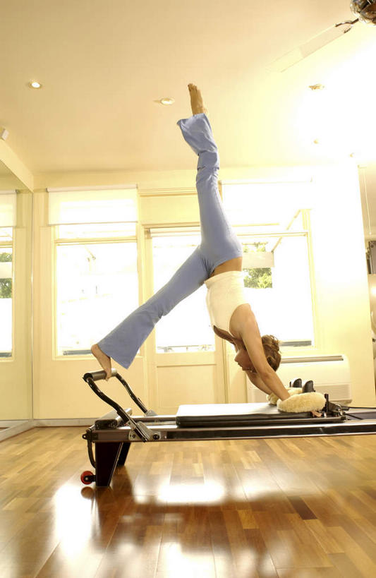 西方人,一个人,健身房,站,竖图,室内,白天,侧面,窗户,欧洲,欧洲人,仅一个年轻女性,仅一个女性,仅一个人,撑,服装,墙,注视,休闲装,运动器械,玻璃窗,墙壁,墙面,一个,衣服,观察,看,站着,休闲,休闲服,健身器械,抬脚,服饰,单个,观看,张开双腿,察看,撑着,关注,健身器材,普拉提,展开双腿,普拉提机,年轻女性,女人,女性,白种人,站立,彩图,全身,健身馆,运动器材,伸展双腿