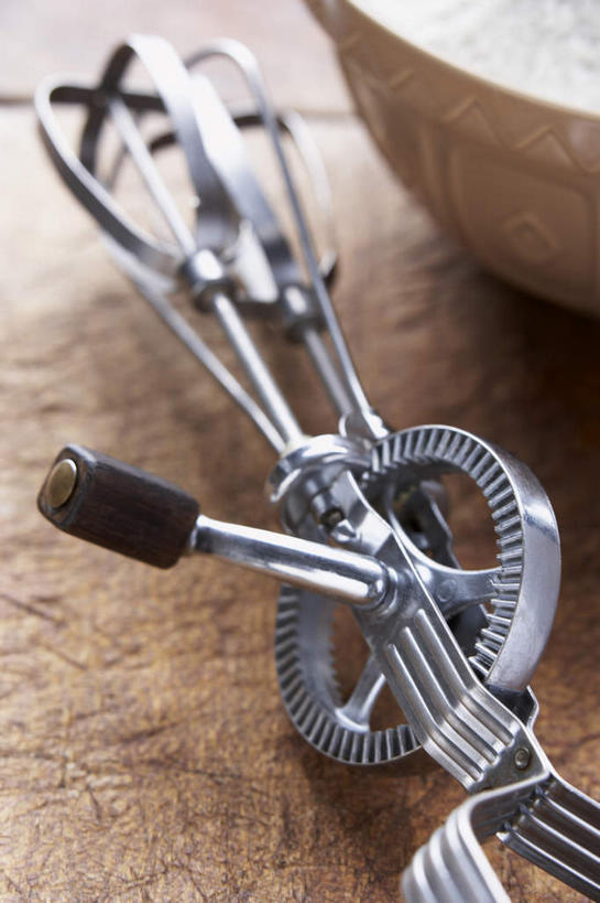 无人,竖图,俯视,室内,特写,白天,烹饪,桌面,桌子,静物,厨具,金属制品,阴影,反射,金属,木制,影子,陶瓷,陶瓷制品,一个,木制品,容器,打蛋器,搅拌器,碗,单个,储藏,储存,烹饪用具,电动打蛋器,烹调用具,烹调,彩图,高角度拍摄,贮存