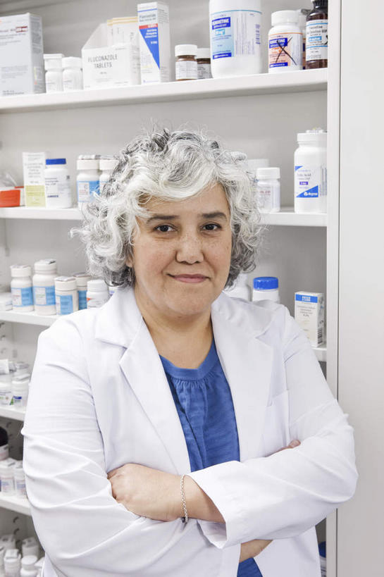 西方人,一个人,药剂师,站,双手交叉,竖图,室内,白天,正面,工作服,制服,安全,欧洲,欧洲人,仅一个女性,仅一个人,药剂,药丸,纸盒,防护,注视,药片,货架,架子,盒子,包装盒,瓶子,塑料制品,药品,观察,看,站着,仅一个中年女性,塑料瓶,治疗,观看,保护,药物,察看,医疗,双手抱胸,关注,保险,预防,陈列架,超市货架,工作制服,平安,女人,女性,中年女性,白种人,配药师,站立,半身,彩图,工作套服