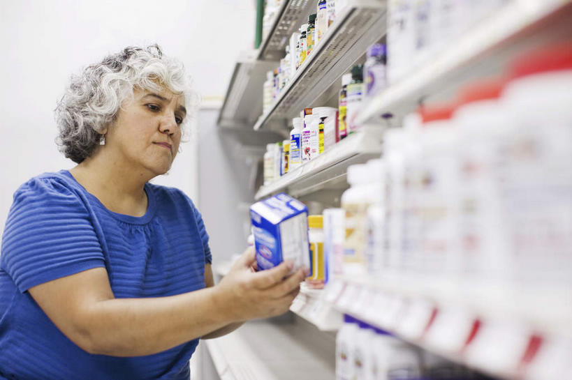 西方人,一个人,药剂师,站,横图,室内,白天,正面,工作服,制服,安全,欧洲,欧洲人,仅一个女性,仅一个人,握,朦胧,模糊,药剂,药丸,纸盒,防护,拿,拿着,注视,药片,货架,架子,盒子,包装盒,瓶子,塑料制品,药品,观察,看,站着,仅一个中年女性,塑料瓶,治疗,握着,观看,保护,药物,察看,医疗,关注,保险,预防,陈列架,超市货架,工作制服,平安,女人,女性,中年女性,白种人,配药师,站立,半身,彩图,工作套服