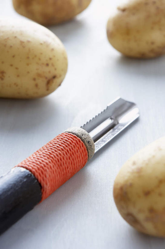 无人,竖图,俯视,室内,特写,白天,白色背景,桌面,桌子,蔬菜,土豆,金属制品,阴影,新鲜,反射,金属,木制,工具,影子,食品,刀具,食物,木制品,刀,四个,摄影,有机食品,绿色食品,影棚,削皮器,馍馍蛋,去皮,洋芋,山药蛋,马铃薯,彩图,高角度拍摄,影棚拍摄,拍摄