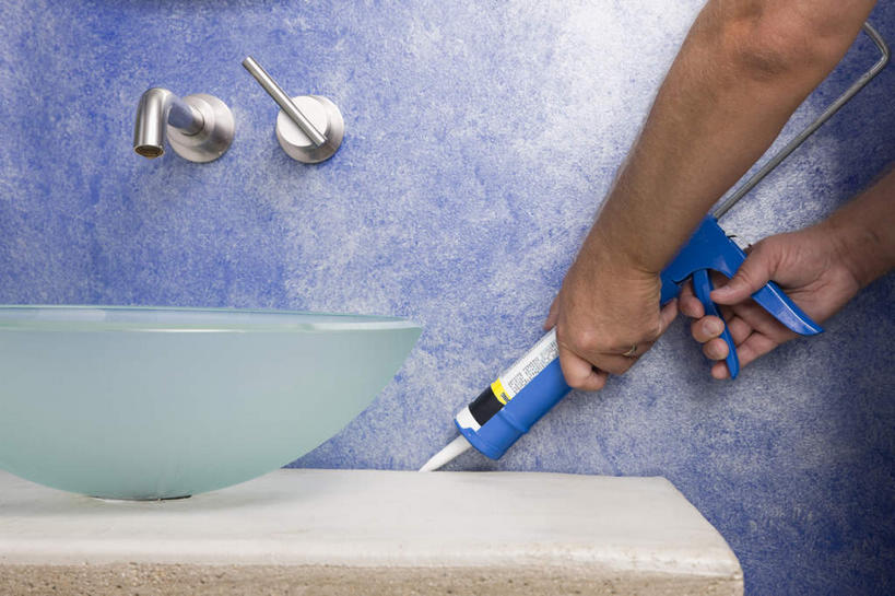 西方人,手,一个人,横图,室内,特写,白天,正面,卫生间,浴室,欧洲,欧洲人,双手,仅一个男性,仅一个人,仅一个中年男性,握,工具,水槽,水龙头,拿,拿着,设备,水斗,开关,打开,手部,握着,阀门,开启,密封,装置,水咀,填缝枪,男人,男性,中年男性,白种人,淋浴房,半身,彩图,冲凉房,沐浴间,沐浴室