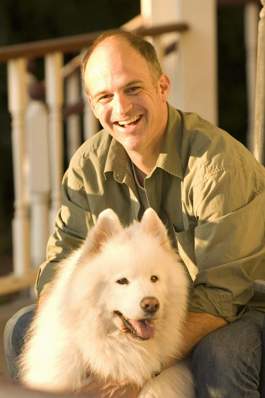 西方人,一个人,栏杆,蹲,笑,摸,微笑,露齿笑,竖图,室外,白天,正面,宠物,狗,欧洲,欧洲人,仅一个男性,仅一个人,仅一个中年男性,抚摸,阴影,服装,朦胧,模糊,光线,影子,墙,围栏,注视,休闲装,护栏,墙壁,墙面,一只,衣服,白色,阳光,动物,观察,看,休闲,休闲服,可爱,服饰,观看,察看,关注,萨摩耶,忠诚,萨摩,萨摩耶德犬,萨摩耶犬,男人,男性,中年男性,白种人,犬,触摸,蹲着,接触,半身,彩图