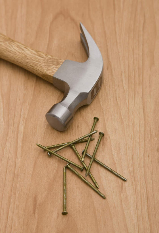 无人,竖图,俯视,室内,特写,白天,桌面,桌子,静物,一堆,许多,敲打,阴影,堆叠,堆积,反射,木制,锤子,钉子,工具,榔头,影子,一个,木制品,单个,堆,五金,变形,紧固,矫正,塑形,牢固,羊角锤,彩图,高角度拍摄,稳固