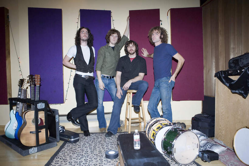 西方人,四个人,伙伴,朋友,站,坐,举,横图,室内,白天,正面,友谊,欧洲,欧洲人,乐队,表演,撑,服装,裤子,墙,鼓,吉他,乐器,弦乐器,音乐,演奏,注视,牛仔裤,休闲装,手叉腰,队伍,墙壁,墙面,衣服,叉腰,观察,看,靠,靠着,托,站着,休闲,休闲服,服饰,观看,打击乐器,察看,演出,录音棚,录音室,撑着,歌舞,关注,弹拨弦鸣乐器,手插袋,单手插袋,奏乐,爵士鼓,单手抄兜,单手放兜,上演,友情,男人,男性,年轻男性,中年男性,白种人,插兜,举起,举手,举着,手插兜,手放口袋,向上举,向上伸,向上托,站立,坐着,彩图,全身,弹拨弦乐器,手抄兜