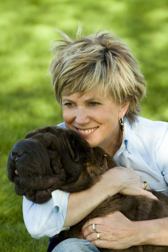 西方人,一个人,坐,抱,笑,微笑,露齿笑,竖图,室外,白天,正面,植物,宠物,狗,欧洲,欧洲人,仅一个女性,仅一个人,阴影,服装,朦胧,模糊,光线,影子,沙皮狗,注视,休闲装,树,树木,一只,衣服,绿色,黑色,阳光,自然,动物,观察,看,休闲,休闲服,可爱,服饰,仅一个老年女性,生长,成长,抱着,观看,察看,搂着,关注,忠诚,沙皮,沙皮犬,老年女性,女人,女性,白种人,犬,搂,搂抱,坐着,半身,彩图