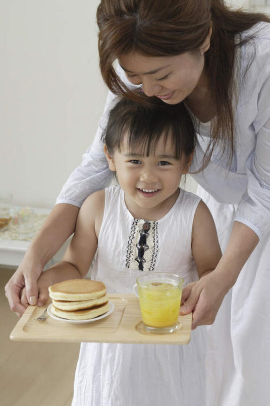 果汁,东方人,儿童,两个人,家庭,母亲,女儿,站,坐,捧,笑,盘腿,微笑,露齿笑,竖图,室内,白天,正面,餐桌,桌子,杯子,餐具,亚洲,三只,弯腰,握,阴影,服装,反射,木制,叉子,碟子,盘,影子,铜锣烧,黄金饼,一叠,注视,休闲装,黄种人,玻璃制品,饮料,小孩,衣服,盘子,木制品,水杯,碟,观察,看,站着,休闲,温暖,温馨,母女,一家人,休闲服,母爱,握着,服饰,餐台,观看,和睦,察看,关注,餐刀,餐叉,弯身,年轻女性,女孩,女人,女性,亚洲人,孩子,玻璃杯,进餐用具,端,端着,盘腿而坐,盘膝,盘着腿的,盘着腿坐,捧着,手捧,双腿交叉,站立,坐着,半身,彩图,融洽,女生