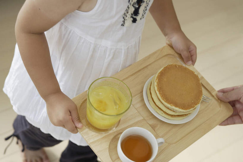 东方人,儿童,两个人,母亲,女儿,站,捧,横图,俯视,室内,白天,幸福,纯洁,茶,地板,杯子,餐具,亚洲,握,服装,叉子,碟子,盘,陶瓷,铜锣烧,茶叶,陶瓷制品,地面,拿,拿着,休闲装,黄种人,娱乐,木地板,玻璃制品,小孩,衣服,盘子,水杯,碟,站着,享受,休闲,温馨,母女,休闲服,放松,可爱,乐趣,母爱,童年,童趣,握着,服饰,提神,舒适,醒脑,童真,烂漫,无邪,餐叉,天真,年轻女性,女孩,女人,女性,亚洲人,玻璃杯,进餐用具,端,端着,捧着,手捧,站立,半身,彩图,高角度拍摄,女生