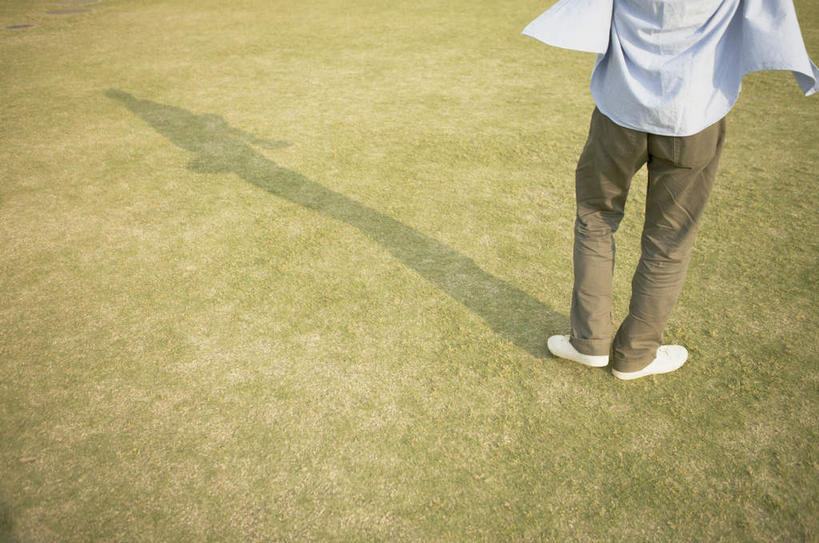 东方人,一个人,横图,俯视,室外,白天,衬衫,草地,草坪,植物,亚洲,仅一个男性,仅一个人,阴影,服装,光线,影子,休闲装,黄种人,草,仅一个年轻男性,衣服,绿色,阳光,休闲,休闲服,服饰,敞开,男人,男性,年轻男性,亚洲人,半身,彩图,高角度拍摄,衬衣,洞开