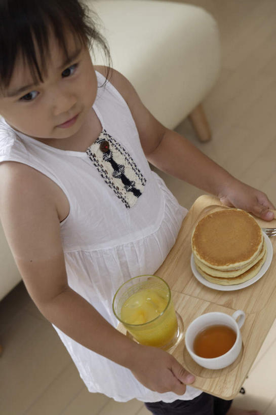 果汁,东方人,儿童,一个人,站,捧,竖图,俯视,室内,白天,纯洁,窗户,地板,沙发,杯子,餐具,亚洲,仅一个女性,仅一个人,阴影,服装,反射,叉子,瓷器,碟子,盘,影子,铜锣烧,黄金饼,咖啡杯,陶瓷制品,地面,一杯,餐盘,注视,休闲装,黄种人,木地板,玻璃窗,玻璃制品,饮料,三个,小孩,衣服,盘子,水杯,碟,观察,看,站着,仅一个小孩,休闲,休闲服,可爱,童年,童趣,一盘,服饰,观看,察看,关注,瓷杯,布艺沙发,童真,烂漫,无邪,餐叉,天真,女孩,女人,女性,亚洲人,孩子,玻璃杯,进餐用具,端,端着,捧着,手捧,站立,半身,彩图,高角度拍摄,女生